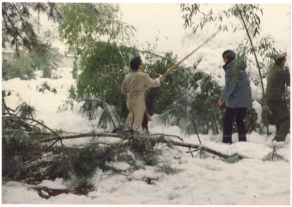 11、星空体育·(StarSky Sports)官方网站职工与驻地官兵共同扫雪抗雪（1990）.jpg