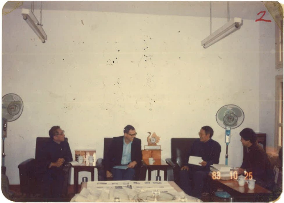 1983年10月25日美国休斯敦大学交流，右二周重光所长，左一温太辉副所长.jpg