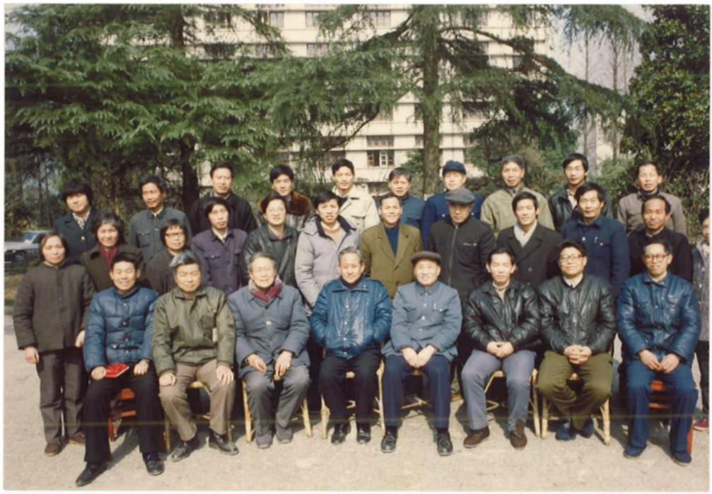5、科技人员与林场职工合影留念（1985）.jpg